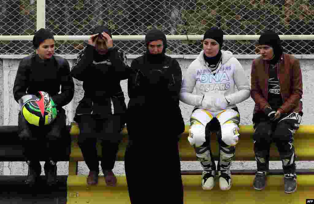 В Иране женщинам запрещено открыто ездить на мотоциклах, поэтому многие из них могут сесть за руль лишь на стадионах или специальных трассах