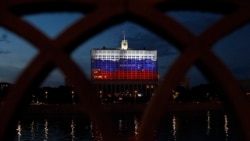 Дом Правительства в Москве, украшенный подсветкой ко Дню России, 11 июня 2020 года. Фото: ТАСС