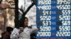В Казахстане приостановили продажу иностранной валюты после обвала тенге на фоне падения нефти и рубля
