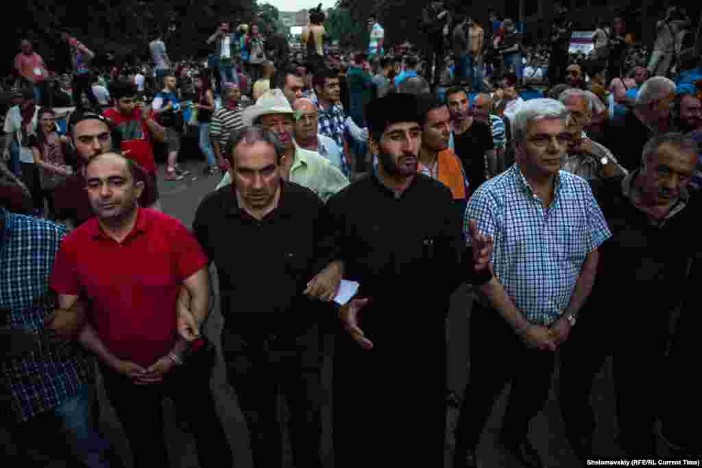 Общественные деятели и представители духовенства встали в линию, таким оразом разделив протестующих и полицию Фото от 28 июня с проспекта Баграмяна