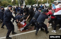 Милиция и ОМОН задерживают студентов в Минске, 1 сентября 2020 года. Фото: EPA-EFE
