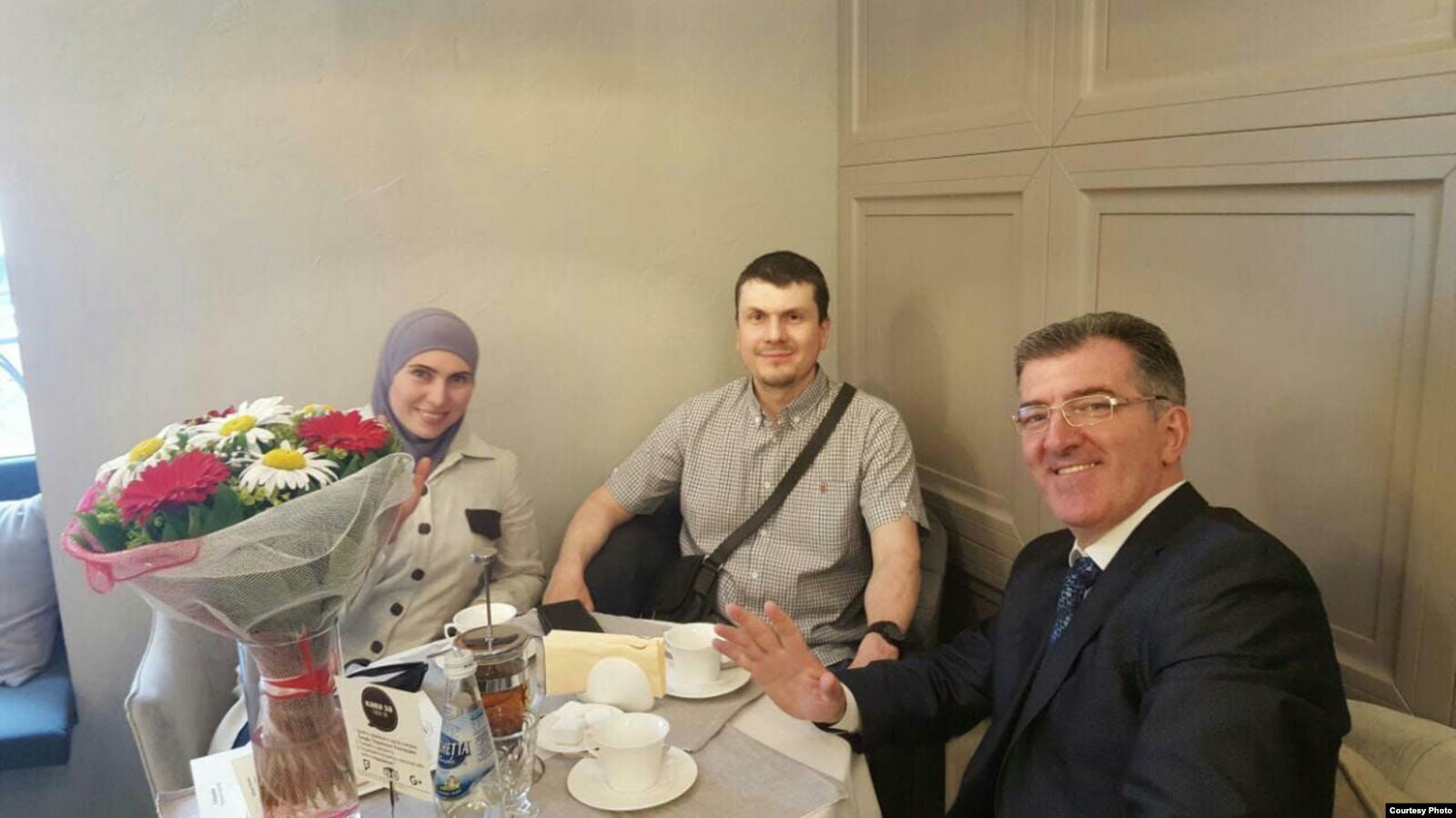 Амина Окуева, Адам Осмаев и Алекс Вернер на одной из встреч. Фото предоставлено защитой Артура Кринари