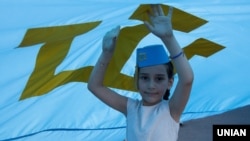Крымскотатарский флаг на праздновании в Киеве 