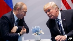 Президент Дональд Трамп (справа) встречается с президентом России Владимиром Путиным в Гамбурге, 7 июля 2017 года, фото AP