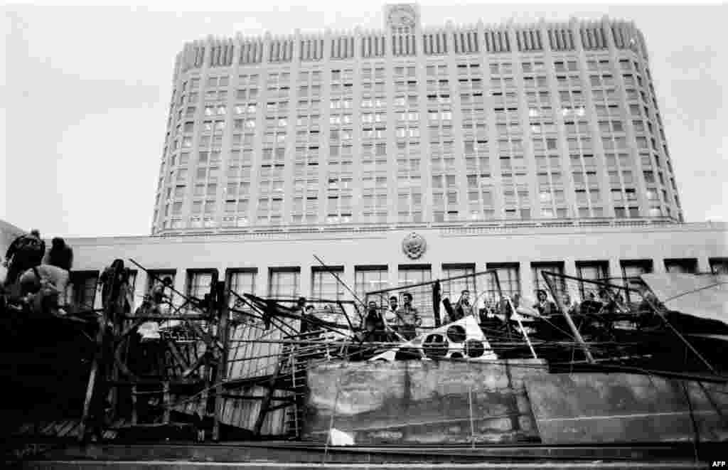 Люди строят баррикады у Белого дома утром 20 августа 1991 года