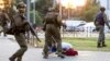 В Беларуси следователи заявили о причастности избитого силовиками подростка к вооруженному нападению на водителя грузовика 