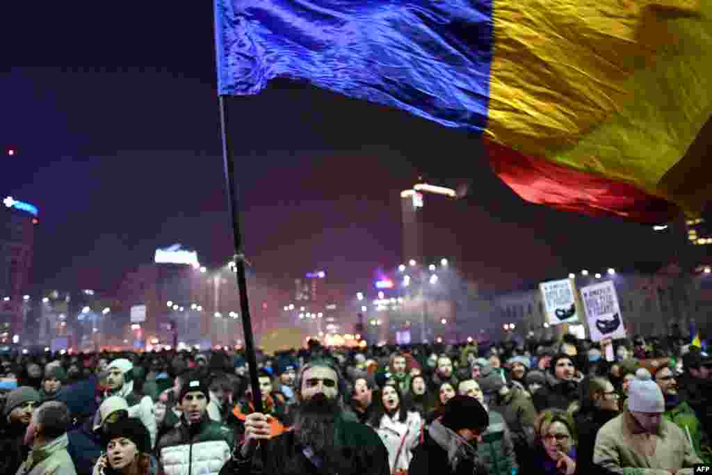 Румынские чиновники накануне приняли решение не преследовать чиновников, если ущерб государственному бюджету, который они нанесли своими действиями, не превышает 48 тысяч долларов. Закон должен вступить в силу уже 11 февраля