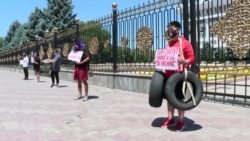 В Бишкеке пятый день пикеты против домашнего насилия