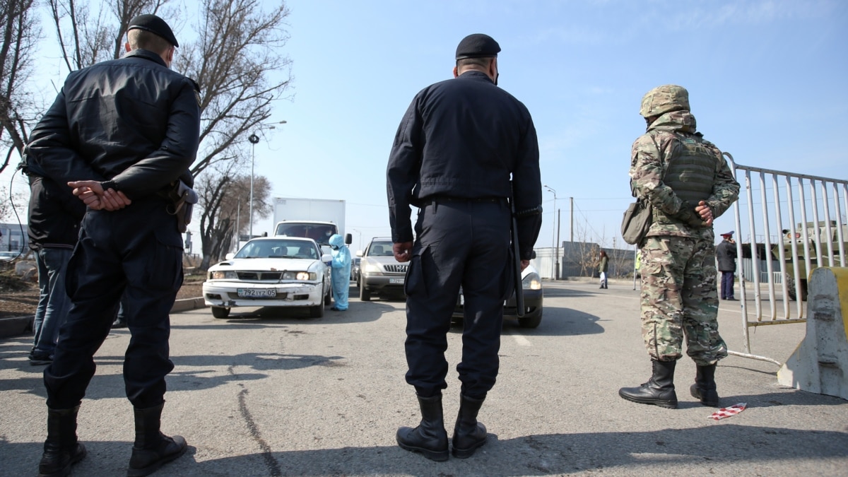 В Алматы на полный карантин закрыли 4 многоэтажных дома, на въезде во двор  выставлены посты