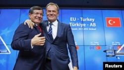 Премьер Турции Ахмет Давутоглу и председатель ЕС Дональд Туск на встрече в Брюсселе 29 ноября 2015 года 