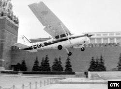 Самолет Матиаса Руста садится на Красной площади в Москве, 25 августа 1987 года