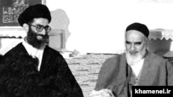 (справа налево) Президент Ирана Али Хаменеи на встрече с основателем Исламской республики аятоллой Рухоллой Хомейни