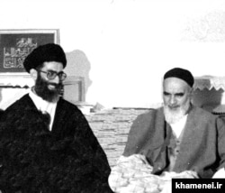 (справа налево) Президент Ирана Али Хаменеи на встрече с основателем Исламской республики аятоллой Хомейни