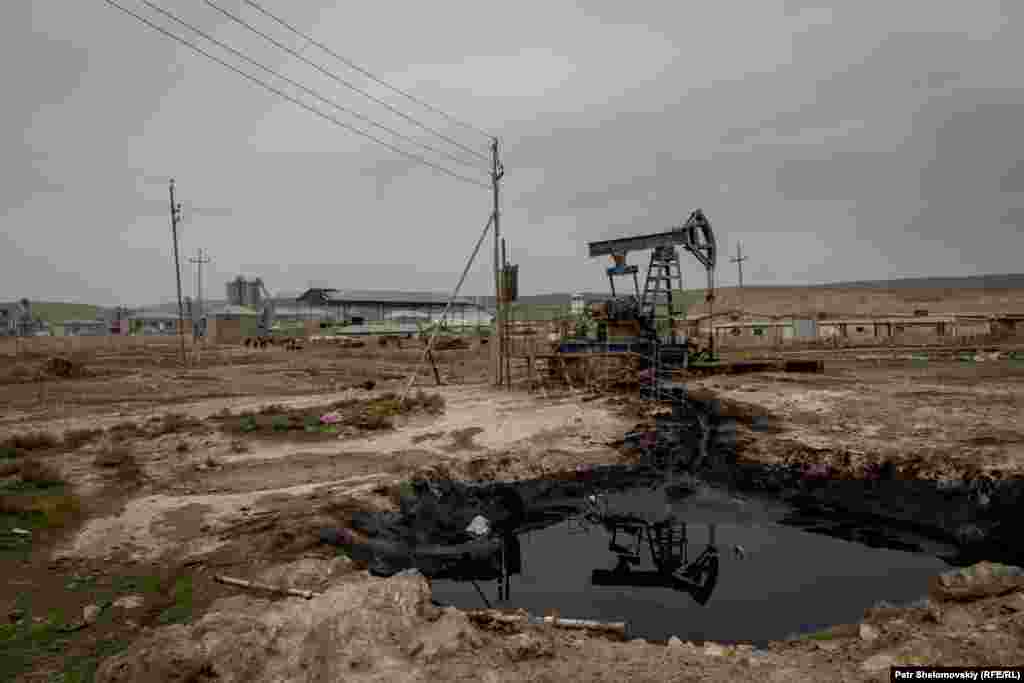 Нефтяная вышка рядом с фермой
