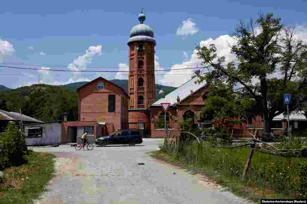 Мечеть в деревне Дуиси. В Панкисском ущелье большинство жителей исповедуют ислам, несмотря на то, что Грузия &ndash; преимущественно христианская страна
