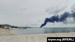 Дым от пожара на нефтебазе в Феодосии, 30 мая 2025 года