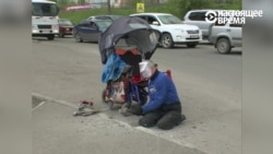 Инвалид-колясочник в России разломал молотком бордюр, чтобы проехать к больнице