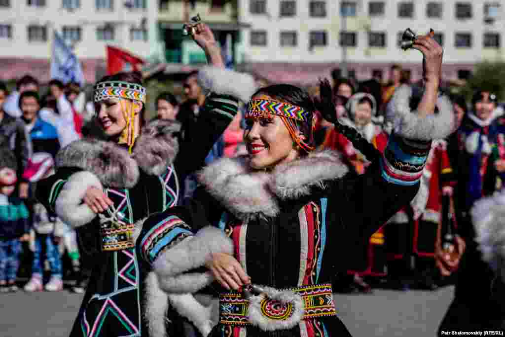 Одна из этих групп &ndash; долганы, коренное население Таймыра. По языку они относятся к тюркским народам. На фото &ndash; женщины в традиционных долганских нарядах танцуют народный танец