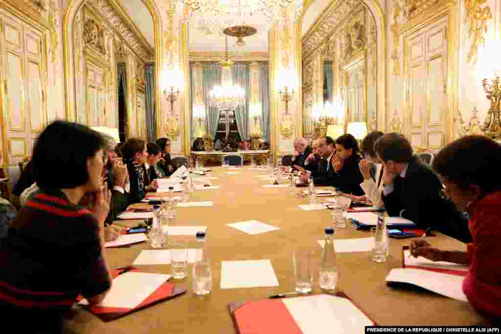Франсуа Олланд на эстренной встрече в Елисейском дворце, которую он собрал после того, как в Париже в разных местах прогремели взрывы и стрельба