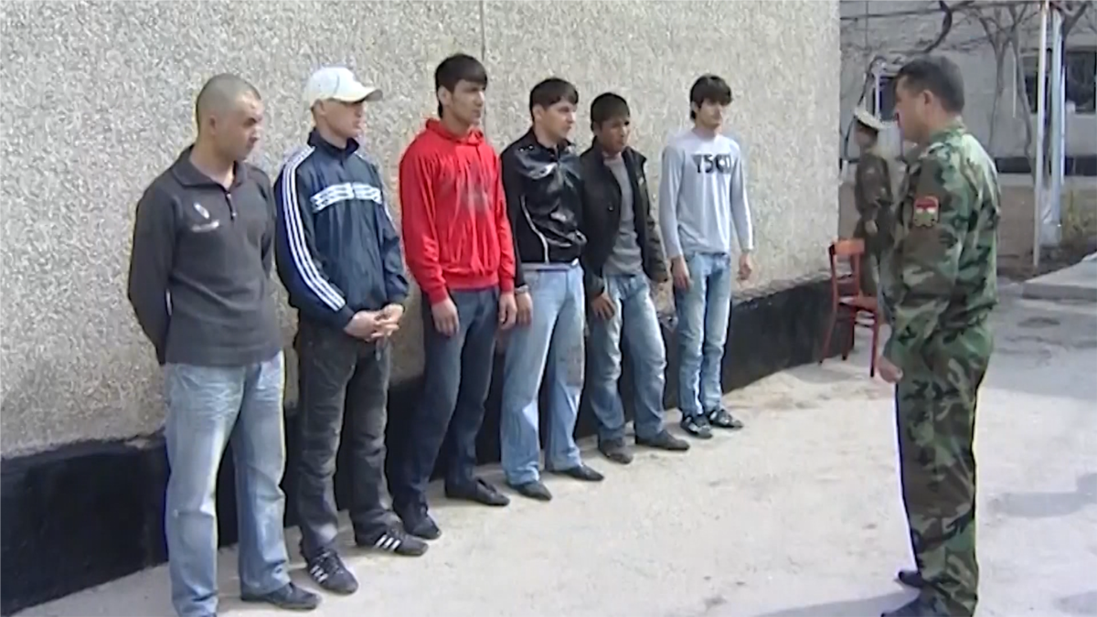 Жители Таджикистана жалуются на похищения призывников