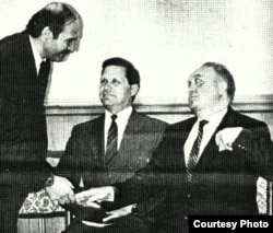 Вячеслав Кебич (справа) подает два пальца Александру Лукашенко во время регистрации кандидатов в президенты, 31 мая 1994 г. Фото из газеты "Свобода"