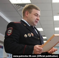 Подполковник Александр Кузин оказался замешан в ряде скандалов с коррупцией и применением насилия, был уволен из органов в связи с утратой доверия, но снова нашел работу в другом округе Москвы