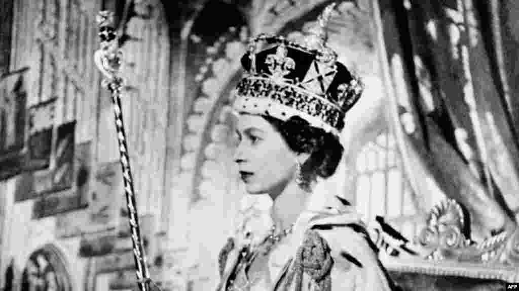 Елизавета II в день своей коронации в 1953 году: ей было 27 лет. Когда умер ее отец, ей пришлось срочно возвращаться из Африки, где она была с визитом: домой она прилетела уже в статусе монарха, а не принцессы&nbsp; &nbsp;