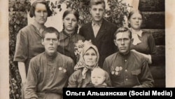 Семья Анны Кравченко, она – крайняя справа