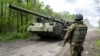 Украинские военнослужащие управляют самоходной пушкой, Харьковская область, 17 мая 2022 года