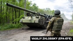 Украинские военнослужащие управляют самоходной пушкой, Харьковская область, 17 мая 2022 года