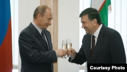 Премьер-министр России Владимир Путин и премьер-министр Узбекистана Шавкат Мирзияев после подписания ряда двусторонних документов, 2 сентября 2008 