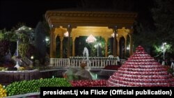 Территорию правительственной резиденции украсили инсталляциями из фруктов, которые выращивают в Таджикистане