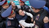 Полиция в Казахстане задерживает корреспондентов, которые рассказывают о задержаниях людей