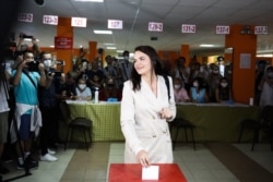 Светлана Тихановская голосует на избирательном участке в Минске. 9 августа