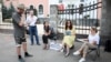 Наблюдатели в Минске, не допущенные в здание, где расположен избирательный участок, 8 августа 2020 года. Фото: svaboda.org