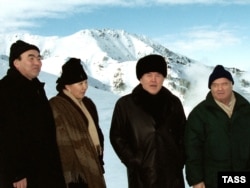 (Слева направо) Аскар Акаев с супругой Майрам Дуйшеновной, Нурсултан Назарбаев и Ислам Каримов с высоты осматривают панораму горнолыжной базы Чимбулак в Казахстане
