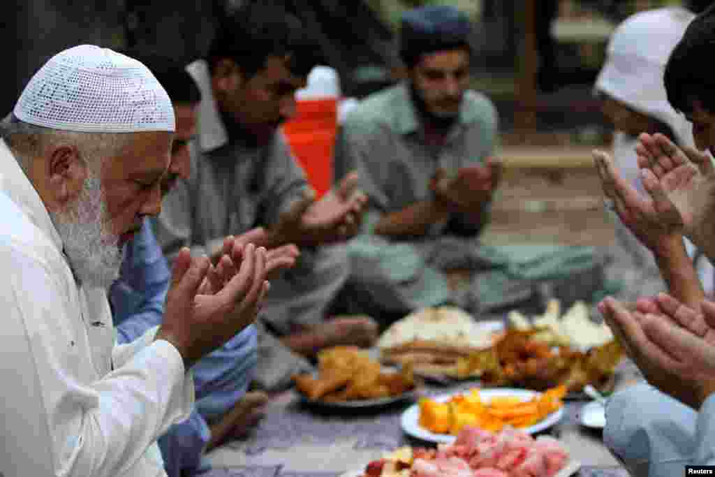 Ежегодно около миллиарда людей соблюдают пост на Рамадан На фото &ndash; пакистанские плотники молятся перед вечерней трапезой. Исламабад. 11 июня 2016