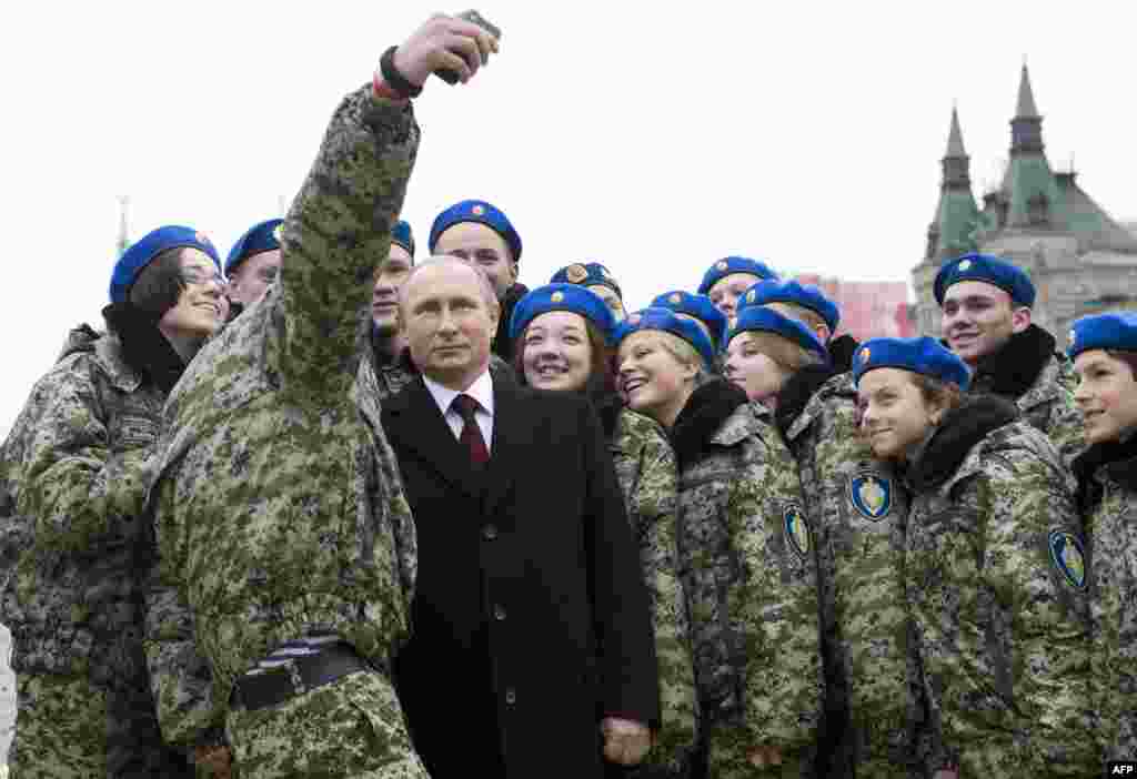 Некоторым участникам марша удалось сделать селфи с Владимиром Путиным