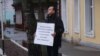 Власти Беларуси арестовали оппозиционера из РФ за "нецензурную брань", после чего передали российским спецслужбам
