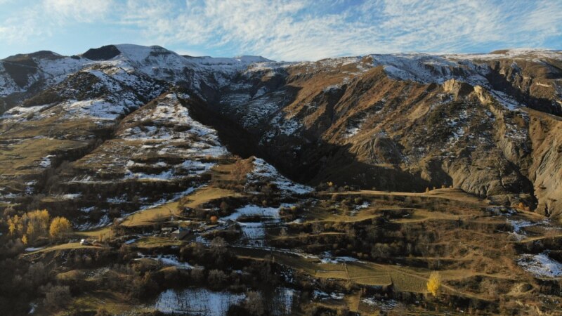 В Дагестане вертолет с туристами упал на частный дом, есть погибшие