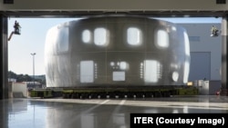 Элемент массивного кожуха из нержавеющей стали для Международного экспериментального термоядерного реактора прибывает в пункт назначения на юге Франции в августе