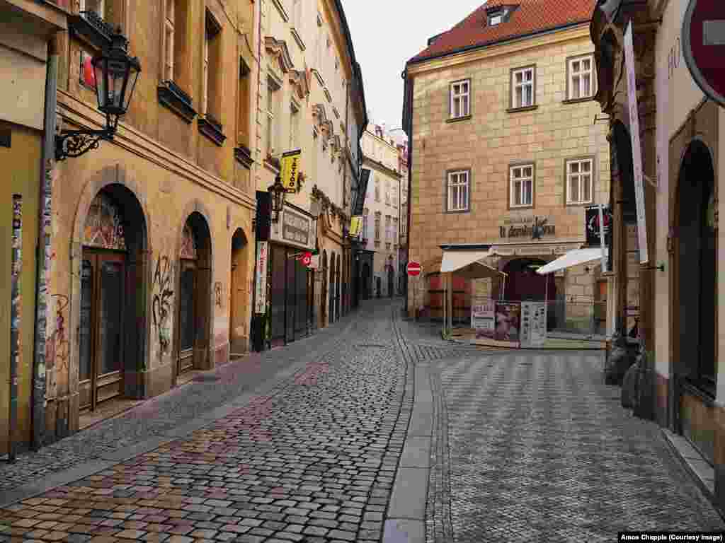 Пустые переулки в самом сердце исторического района Праги