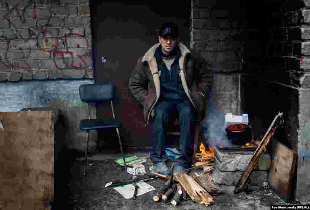 Местные жители готовят еду в условиях, когда в городе нет ни света, ни газа: Дебальцево, Донецкая область Украины. 3 февраля 2015