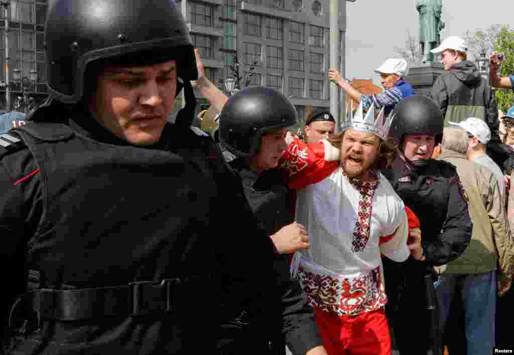 По предварительным данным &quot;ОВД-Инфо&quot;, всего по России&nbsp;задержали&nbsp;более 1000 человек, в Москве &ndash; более 570. Сначала полиция задерживала людей на самой Пушкинской площади: полиция вклинивалась в толпу, выхватывала людей, после чего избивала участников акции дубинками. &quot;Рвут одежду, валят на землю&quot;, &ndash; сообщает корреспондент Настоящего Времени. Москва, Пушкинская площадь. ОНЛАЙН трансляция с акции &ndash; ЗДЕСЬ 