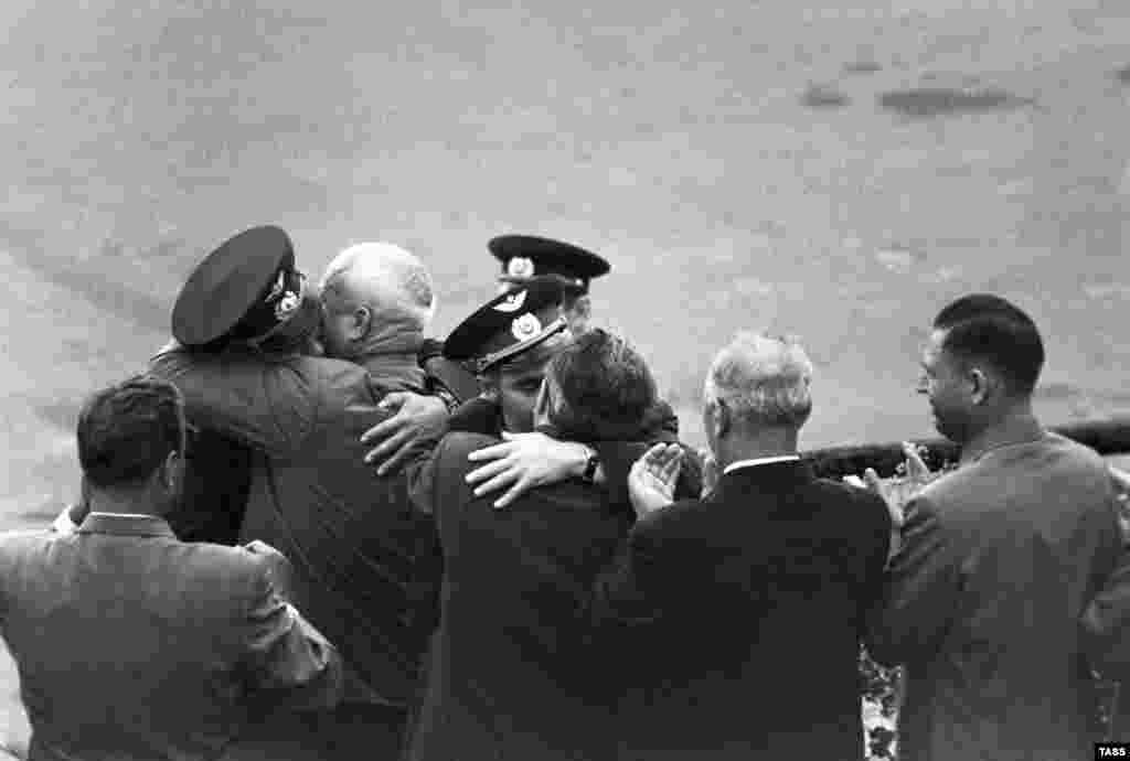 Официальная церемония приветствия после возвращения космонавтов на Землю. Третий слева &ndash; советский лидер Никита Хрущев, 1962 год