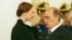 Владимир Путин (справа) вручает премию Светлане Захаровой