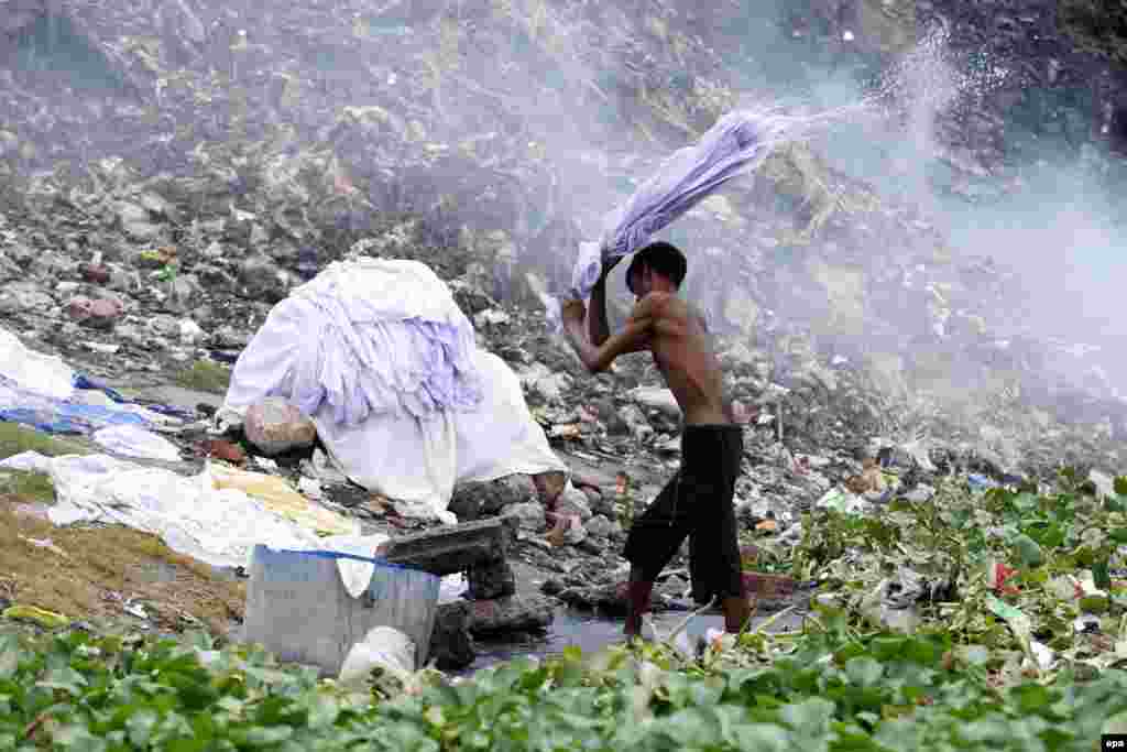 В городе Хазарибагх в Банглдеш, находится кожевенная фабрика, которая превратила район в один из грязнейших уголков мира. Население здесь болеет заболеваниями кожи и страдает от различных аллергий. Сами бангладешцы не следят за экологией: повсюду разбросан мусор, а индустриальные и медицинские отходы попросту сбрасывают в реки