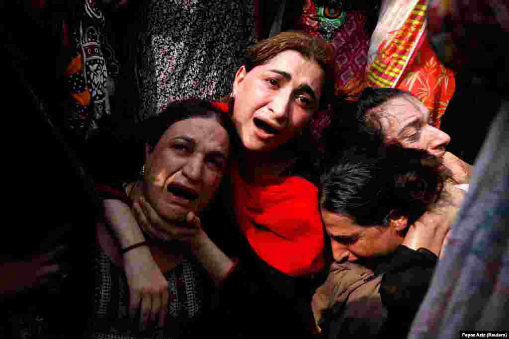 Группа трансгендерных людей оплакивают свою убитую подругу Насо в пакистанском городе Пешавар
