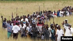 Толпа идет на захват "белой фермы" в Зимбабве, фото Reuters