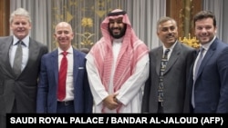 Джефф Безос и принц Саудовской Аравии Мухаммед ибн Салман Аль Сауд